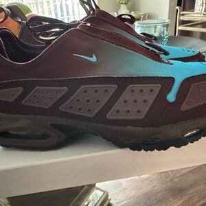 Nike Air Max Sndr Sunder Burgundy Crush Baltic Blue Womens Sz 9 HQ4189-600